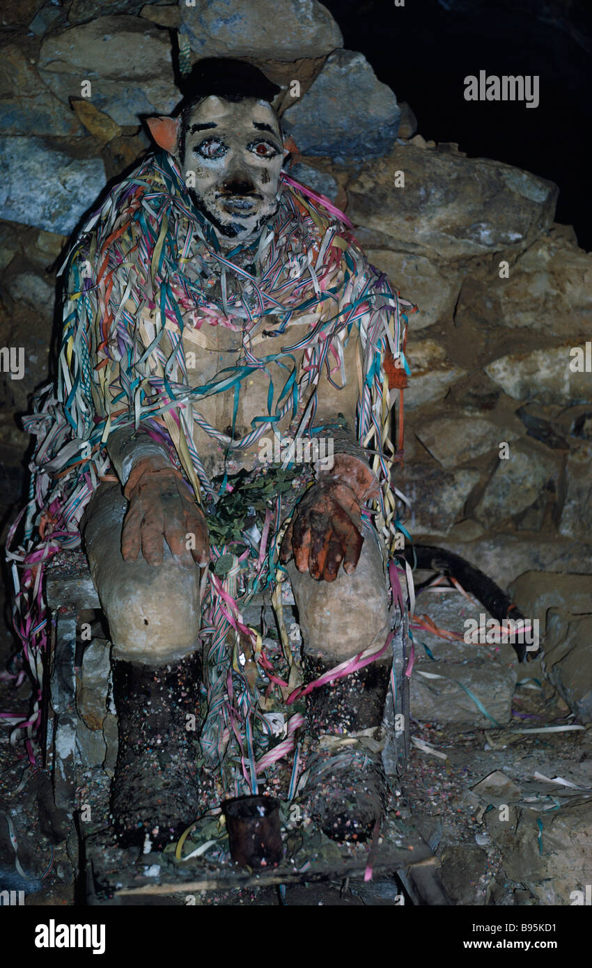 L'Amérique du Sud Bolivie Potosi Llallagua Mine d'étain. Tio Le Dieu qui protège les mineurs. Des offrandes de cigarettes et feuilles de coca. Banque D'Images