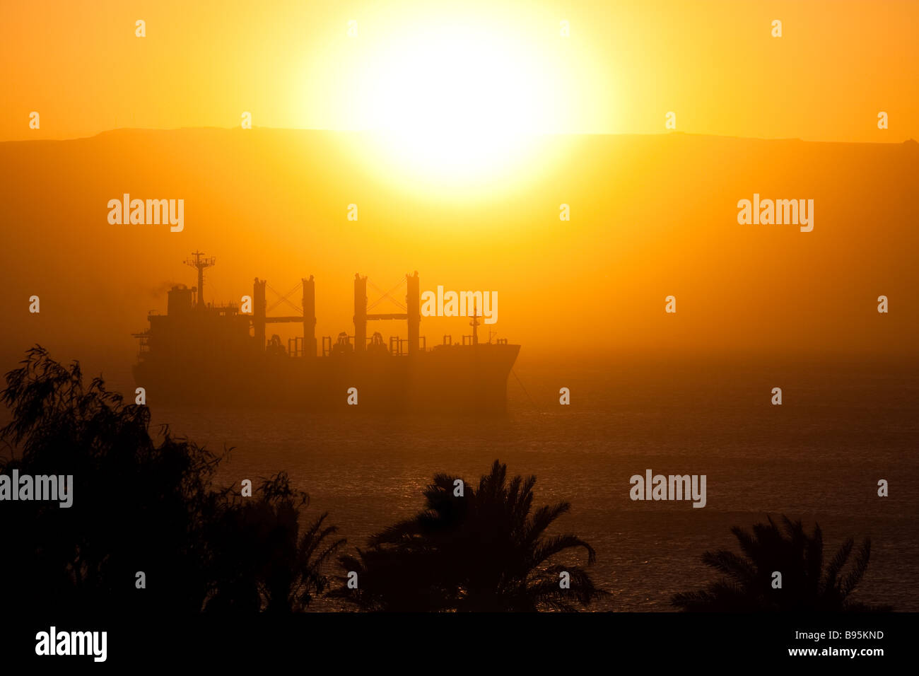 Un navire dans la mer Rouge au coucher du soleil Photo prise depuis Aqaba Jordanie Banque D'Images