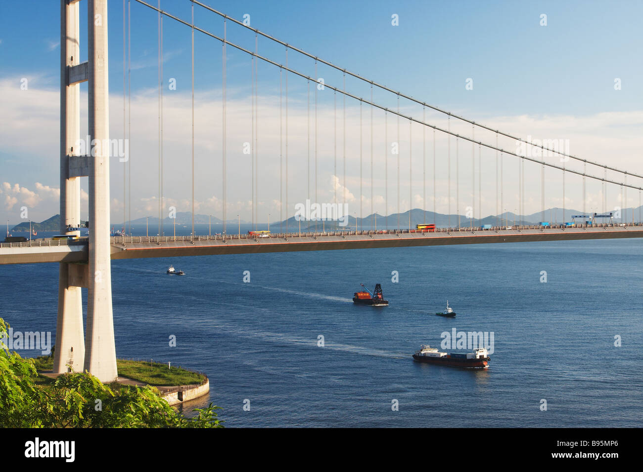 Navires passant sous Pont de Tsing Ma, Tsing Yi, Hong Kong Banque D'Images