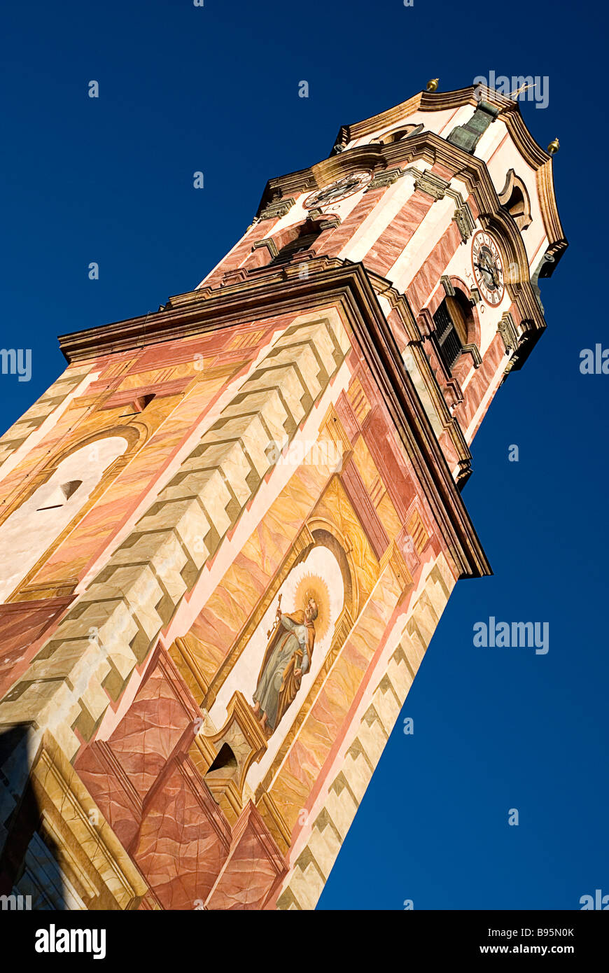 Germany, Bavaria, Mittenwald, Pfarrkirche St Pierre et Paul. Vue en angle du clocher de l'église avec des fresques. Banque D'Images