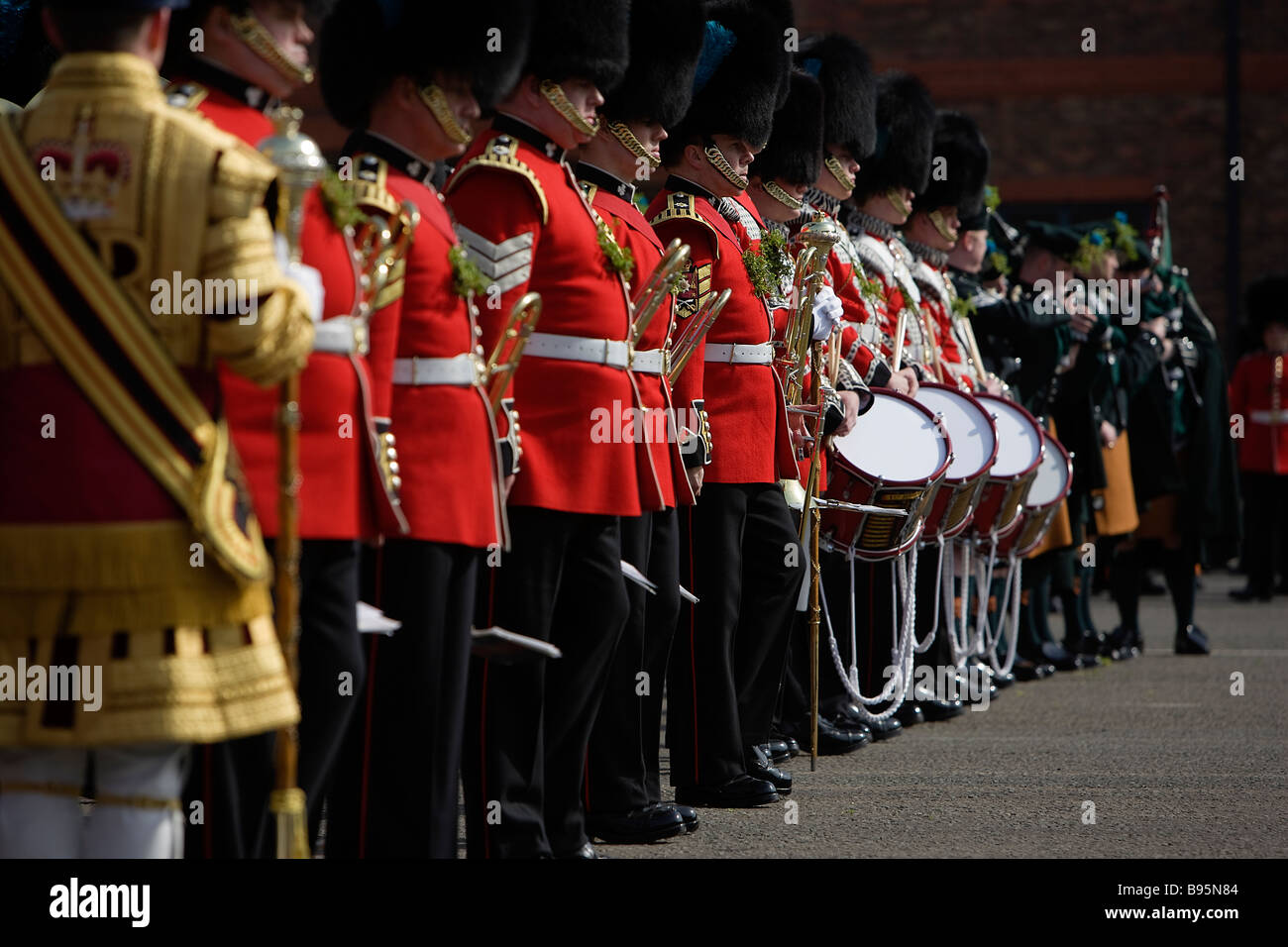 Le 1er Bataillon des Gardes irlandais sur le défilé au Victoria Barracks Windsor UK sur St Patrick's Day Banque D'Images