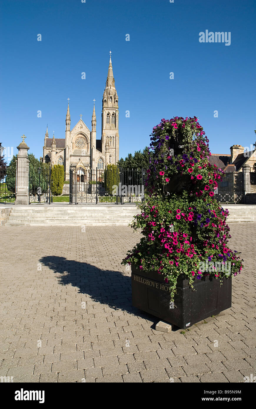 L'Irlande, comté de Monaghan, Monaghan Town, Cathédrale St Macartans avec extérieur décoration florale en premier plan. Banque D'Images