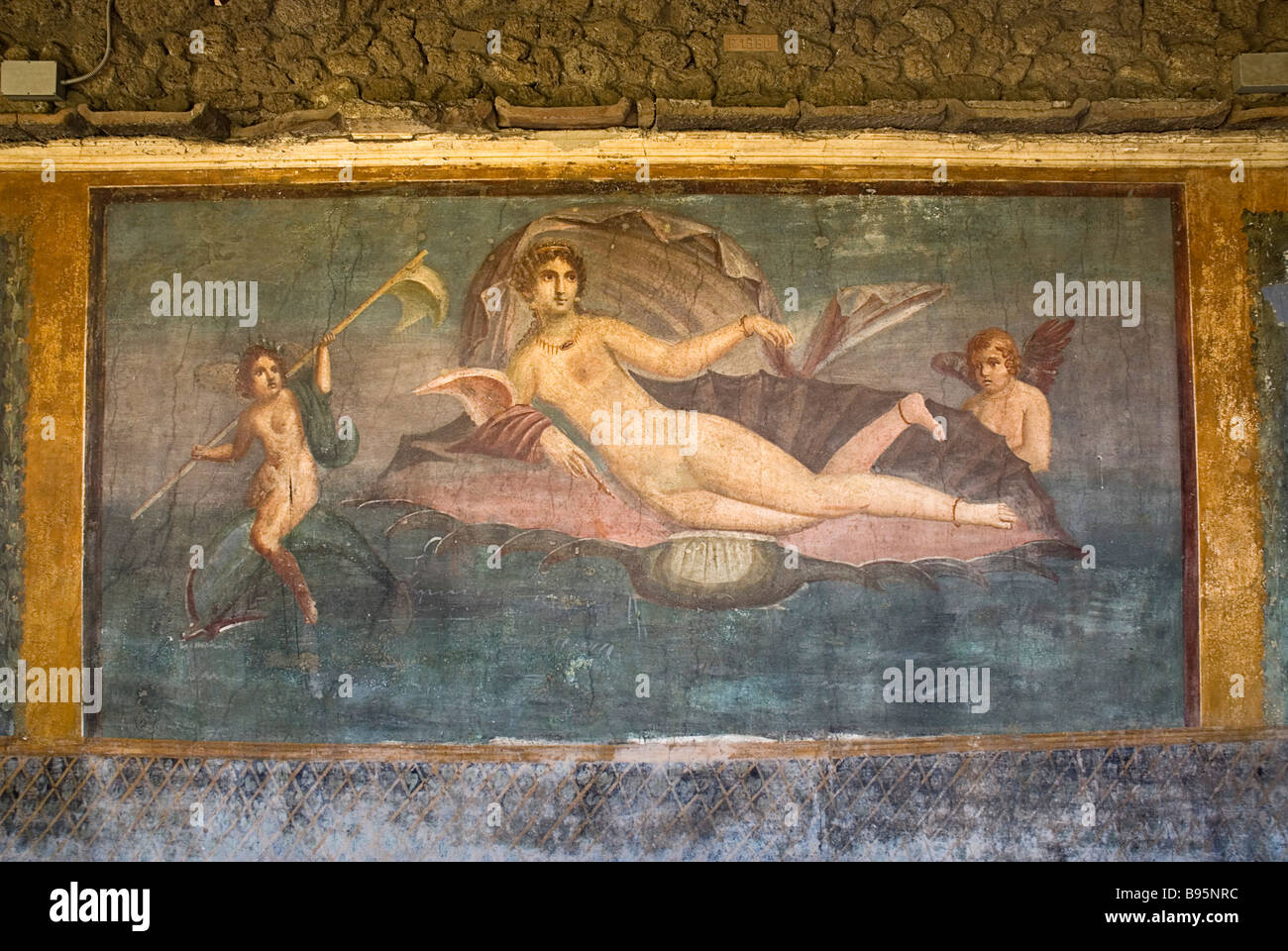 L'Italie, Campanie, Pompéi. Fresco donnant nom à chambre de Vénus représentant Vénus dans une coquille avec une néréide sur un dauphin et de Cupidon. Banque D'Images