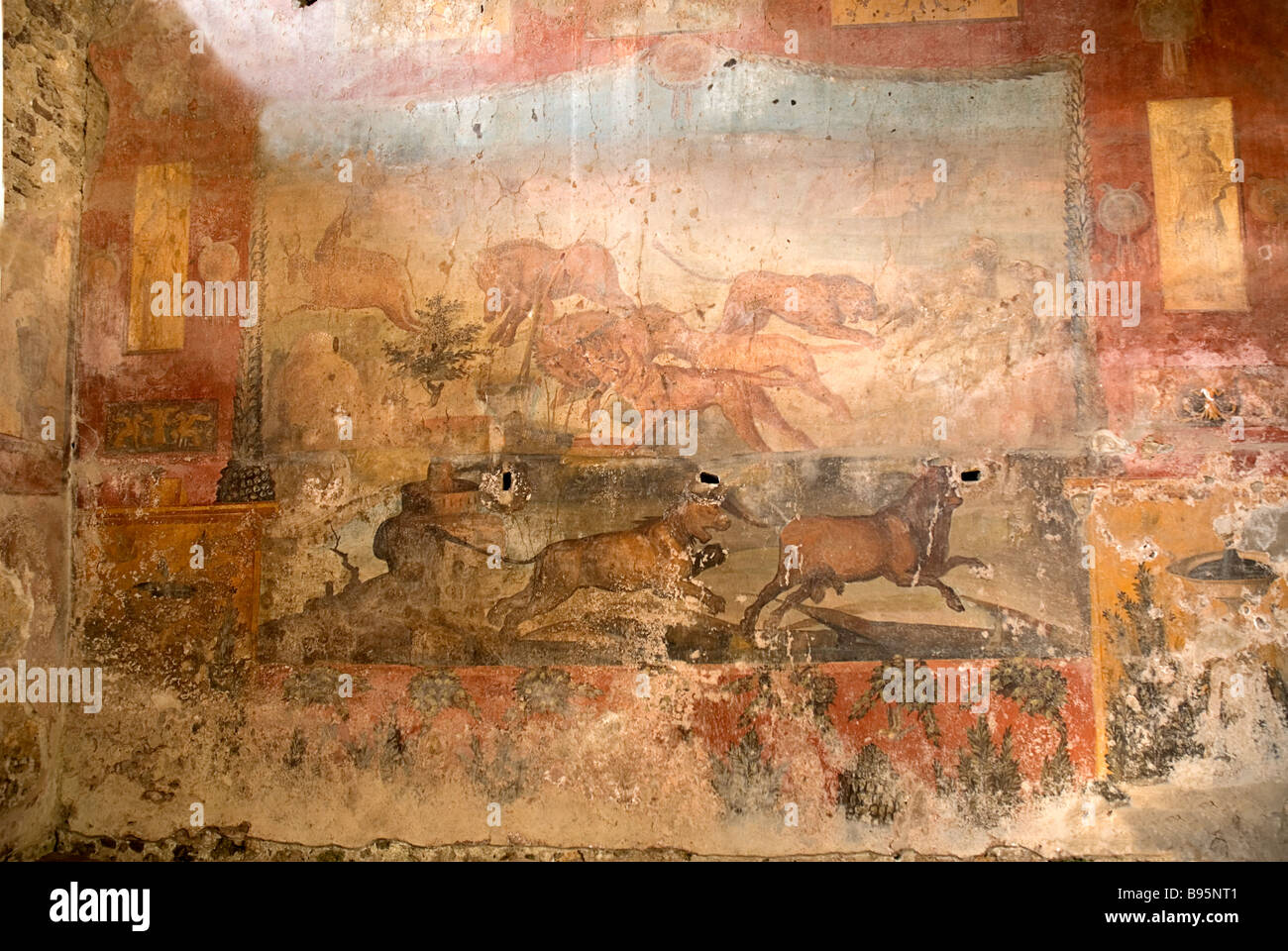 L'Italie, Campanie, Naples, Pompéi. Fresque de la chambre principale de la CEII représentant des animaux sauvages. Banque D'Images