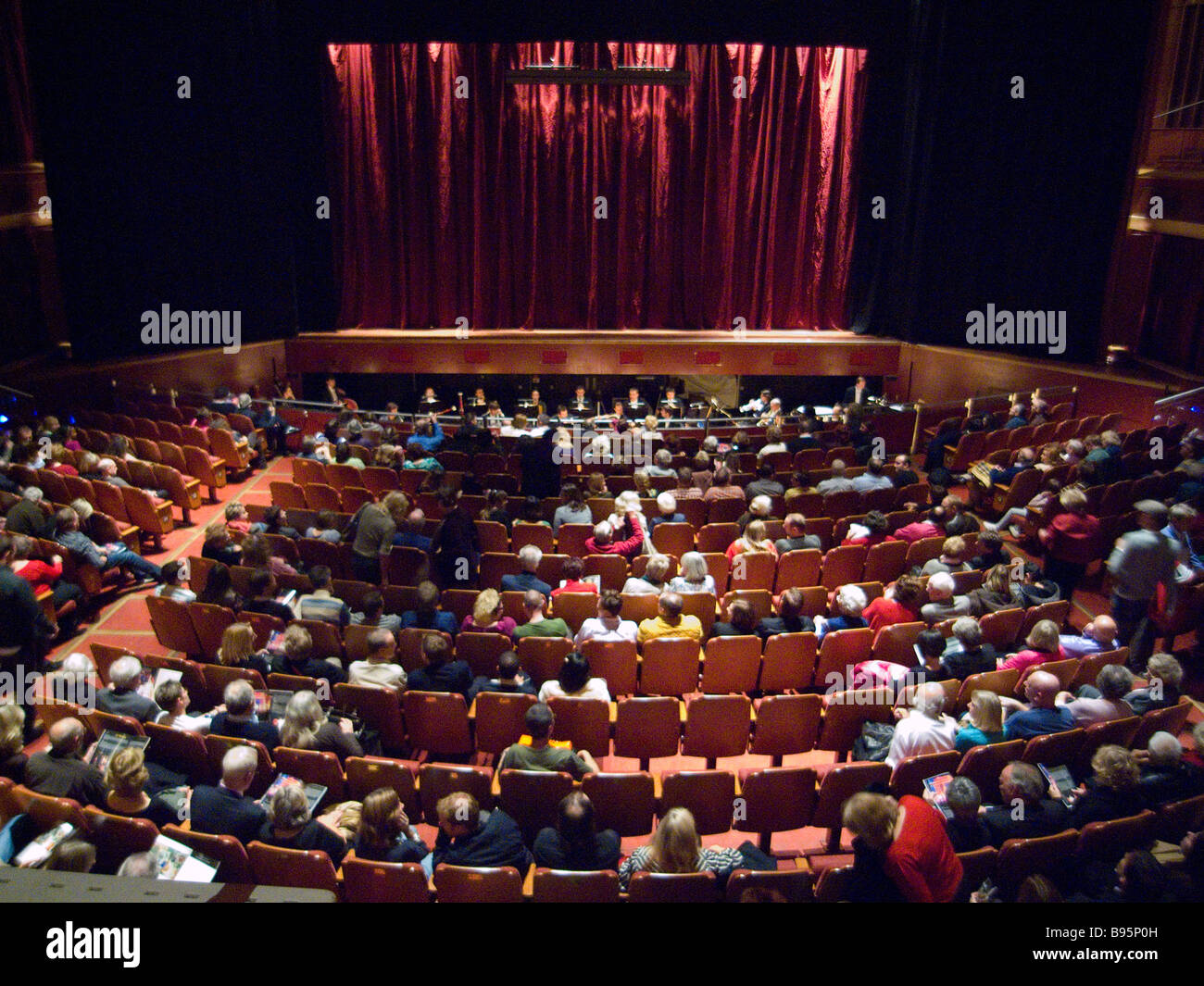 Angleterre Brighton East Sussex de l'intérieur de la salle de concert du dôme montrant la scène avec le rideau vers le bas. Banque D'Images