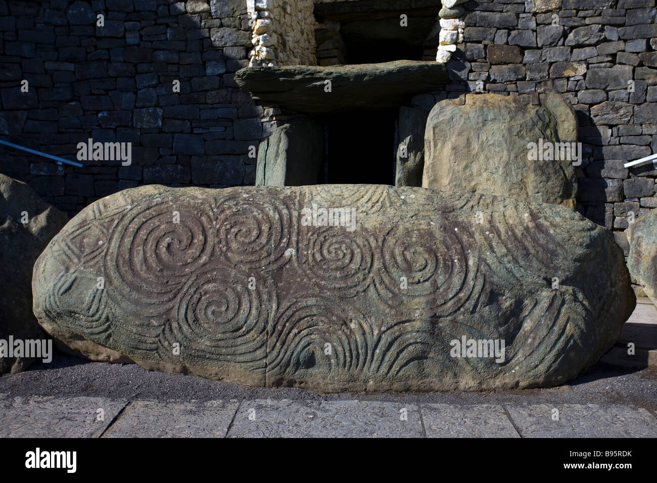 L'entrée de Newgrange, montrant l'entrée curbstone 1 K1 et roofbox sur le solstice d'hiver le soleil du matin brille à travers Banque D'Images