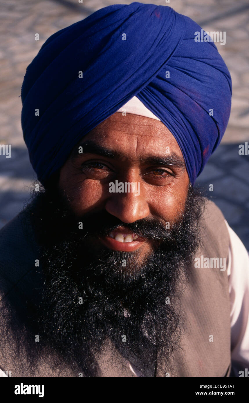 Inde Delhi Head and shoulders portrait of man wearing blue turban sikh. Banque D'Images