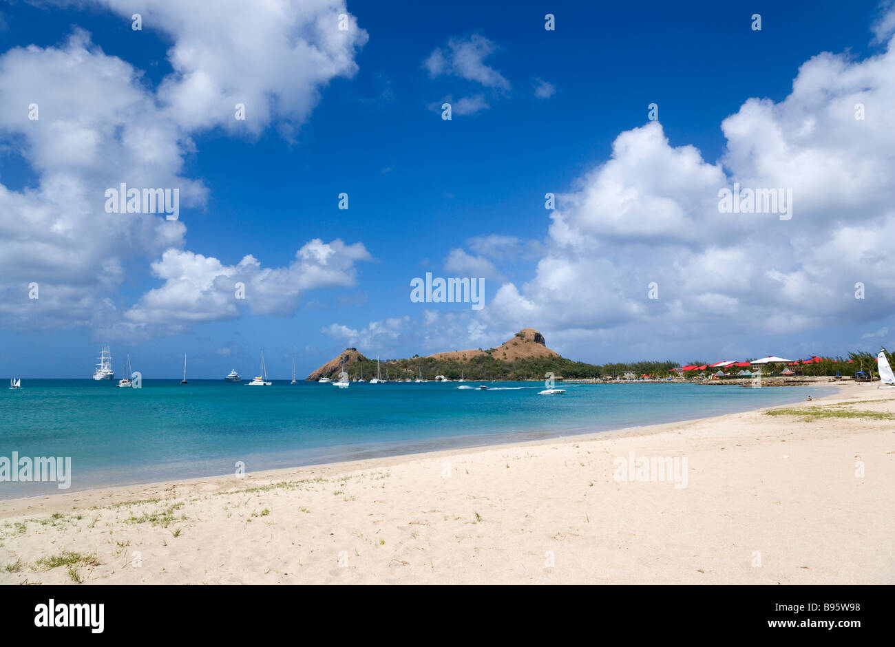 Antilles Caraïbes Sainte-Lucie Gros Islet Pigeon Island vu de la plage voisine de Causeway. Yachts au mouillage à Rodney Bay Banque D'Images