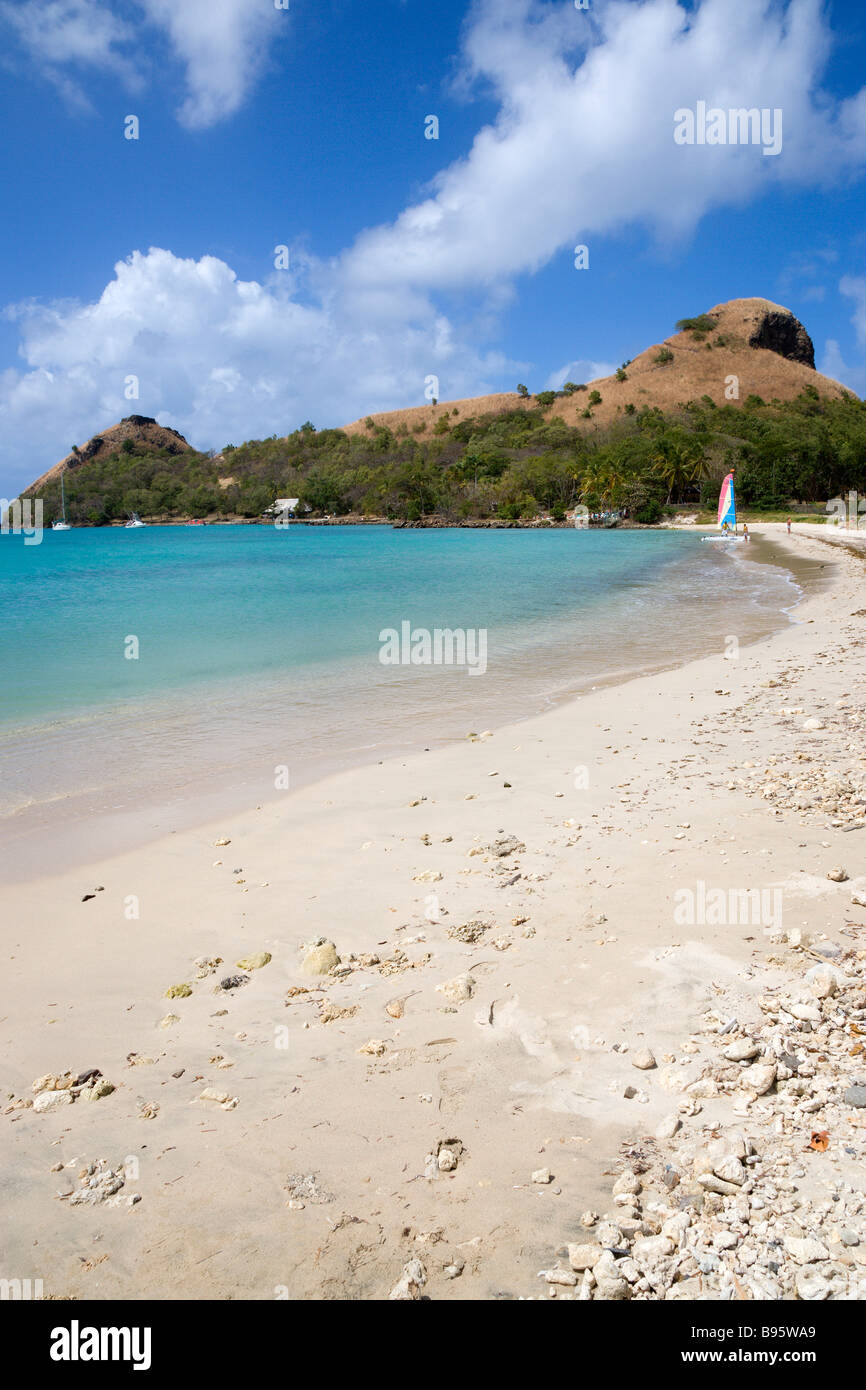 Antilles Caraïbes Sainte-Lucie Gros Islet Pigeon Island vu à partir de la plage voisine de l'île de la chaussée. Yachts au mouillage. Rodney Bay Banque D'Images