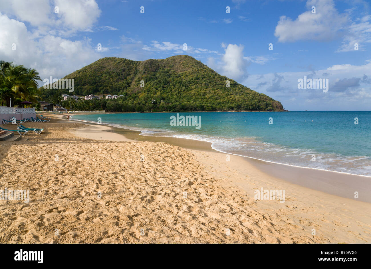 Antilles Caraïbes Sainte-Lucie Gros Islet plage de Reduit à Rodney Bay au petit matin avec les touristes à pied par flottaison. Banque D'Images
