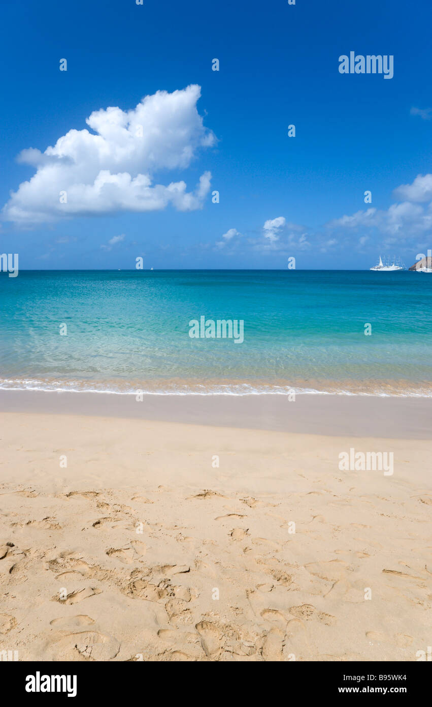 Antilles Caraïbes Sainte-Lucie Gros Islet Vue sur mer ou sur la plage de Reduit à Rodney Bay en direction de l'île Pigeon avec yachts au mouillage Banque D'Images