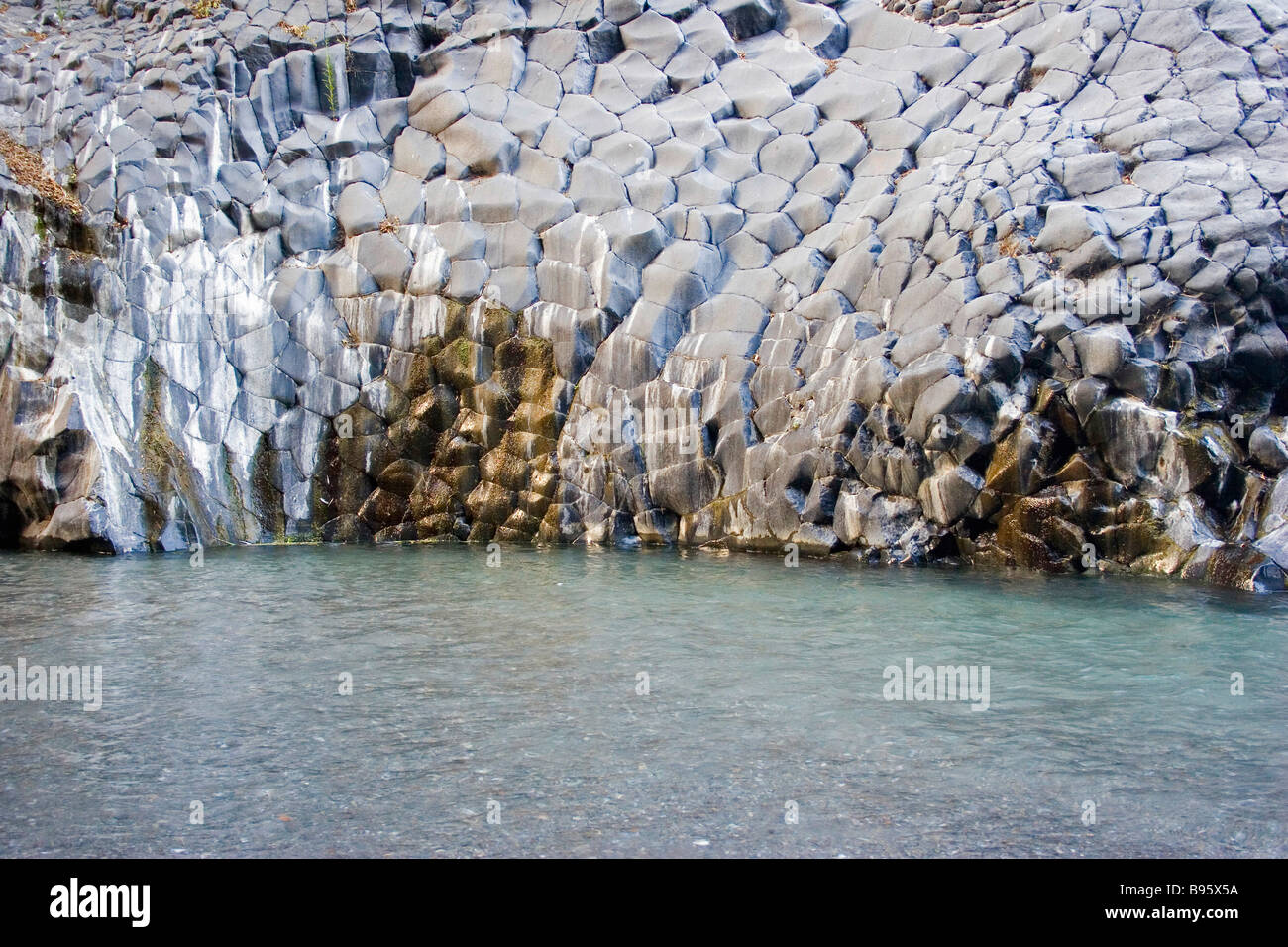 Italie Sicile le Parc Fluvial de l'Alcantara Alcantara. Les roches volcaniques dans une formation des écailles de poisson. Banque D'Images