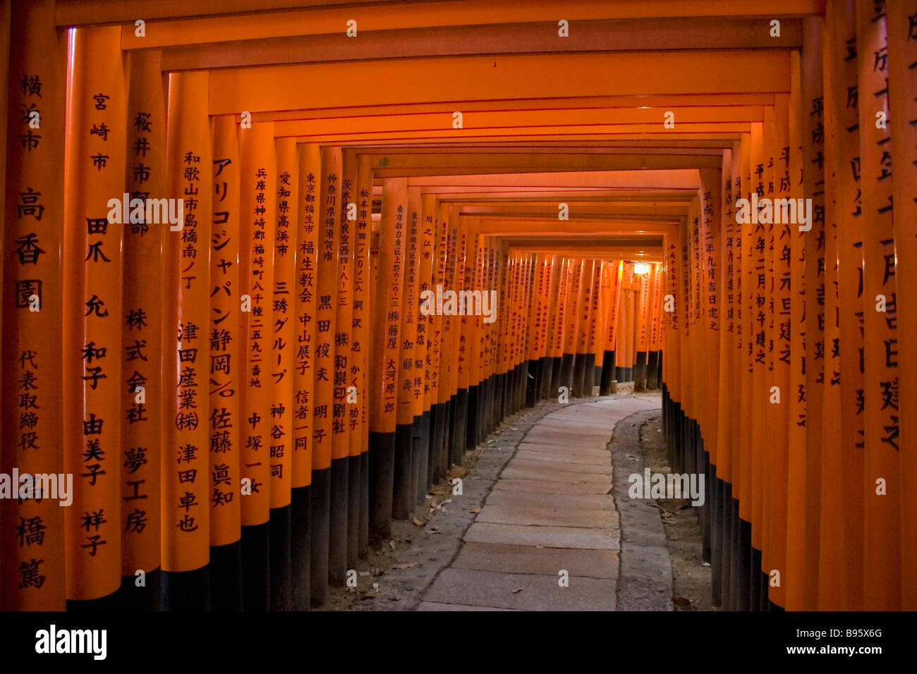 Asie Japon Kyoto Honshu Fushimi Inari Taisha Fushimi Ku Fukakusa Yabunouchi Cho Avenue Formee Par Des Centaines De Torii Gates Photo Stock Alamy