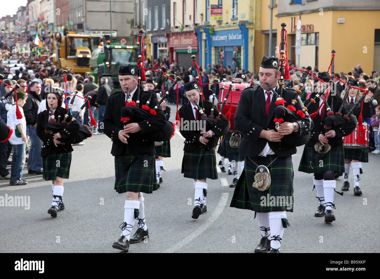 Pipe Band St Patrick s Day Parade Carrickmacross Co Monaghan Irlande Banque D'Images