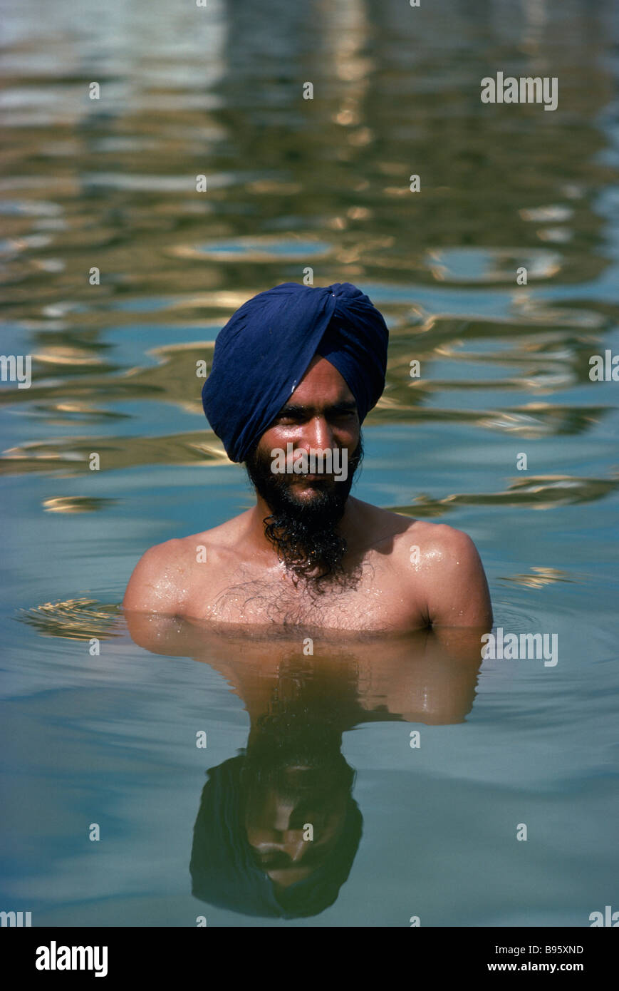 L'INDE Punjab Amritsar Hari Mandir ou temple d'or sikh. Baigneur rituel dans la piscine de l'Immortalité pour atteindre purification spirituelle. Banque D'Images