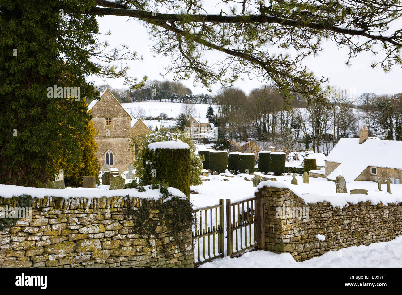Neige de l'hiver dans le village de Cotswold Duntisbourne Abbots, Gloucestershire Banque D'Images