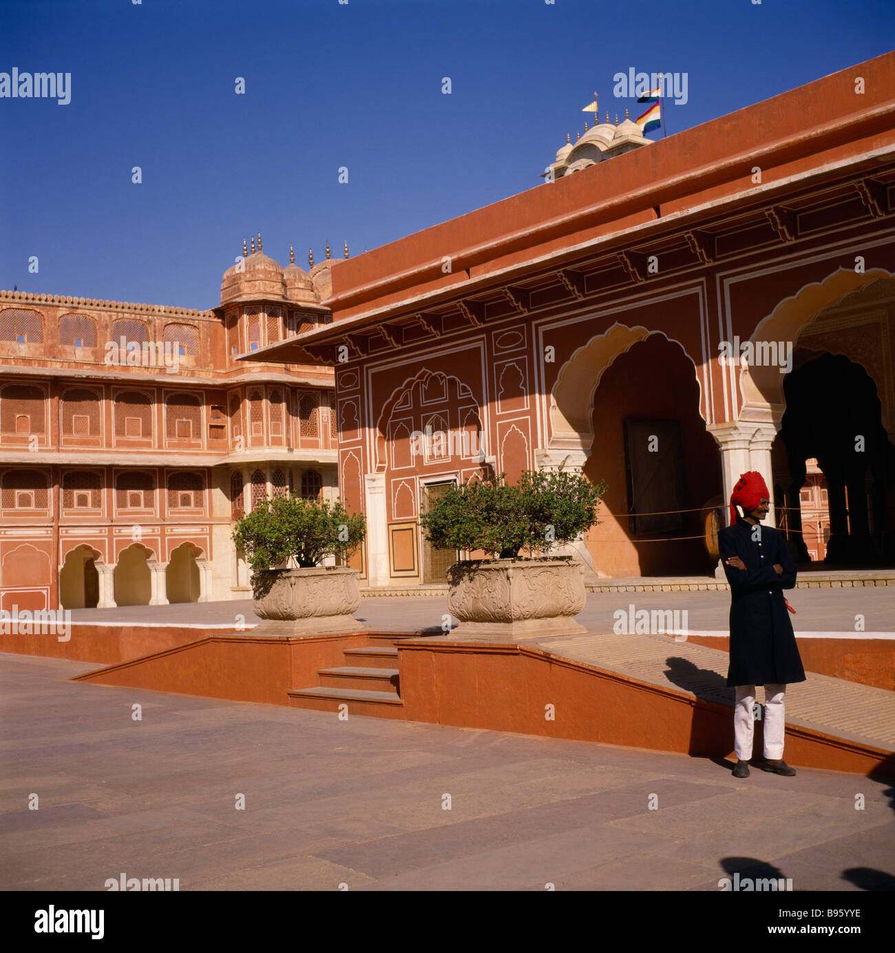 Inde Rajasthan Jaipur Palace extérieur à l'homme portant un turban rouge sur un terrain permanent Banque D'Images