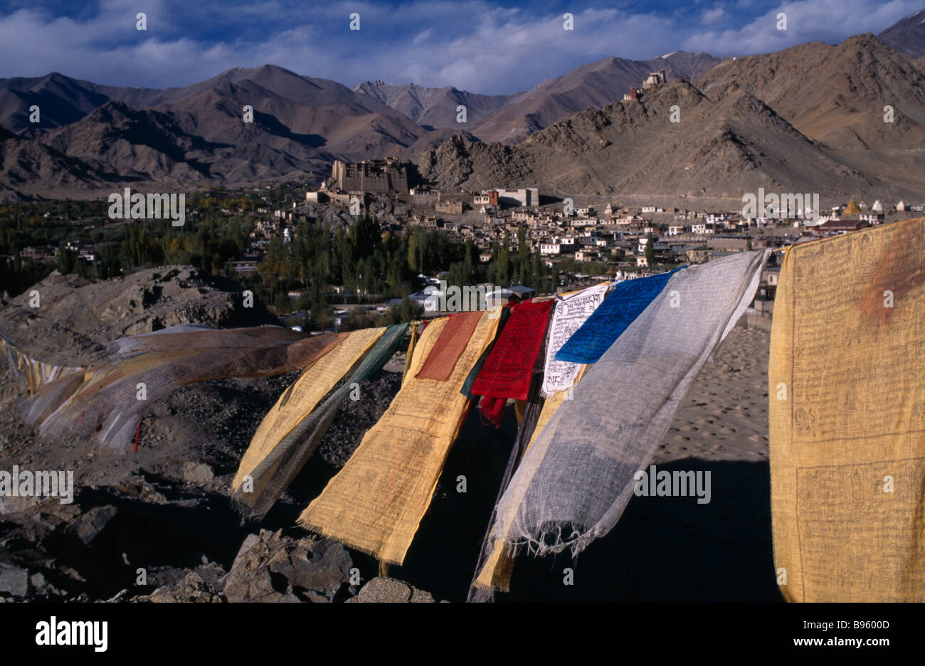 Inde Ladakh Leh Leh et vue sur la vallée de la ville de hill-top avec la ligne de prière drapeaux flottants dans le vent en premier plan. Banque D'Images