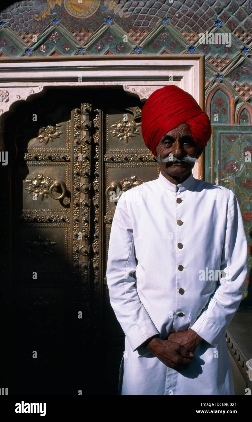 Inde Rajasthan Jaipur Palace guard against white avec turban rouge Banque D'Images