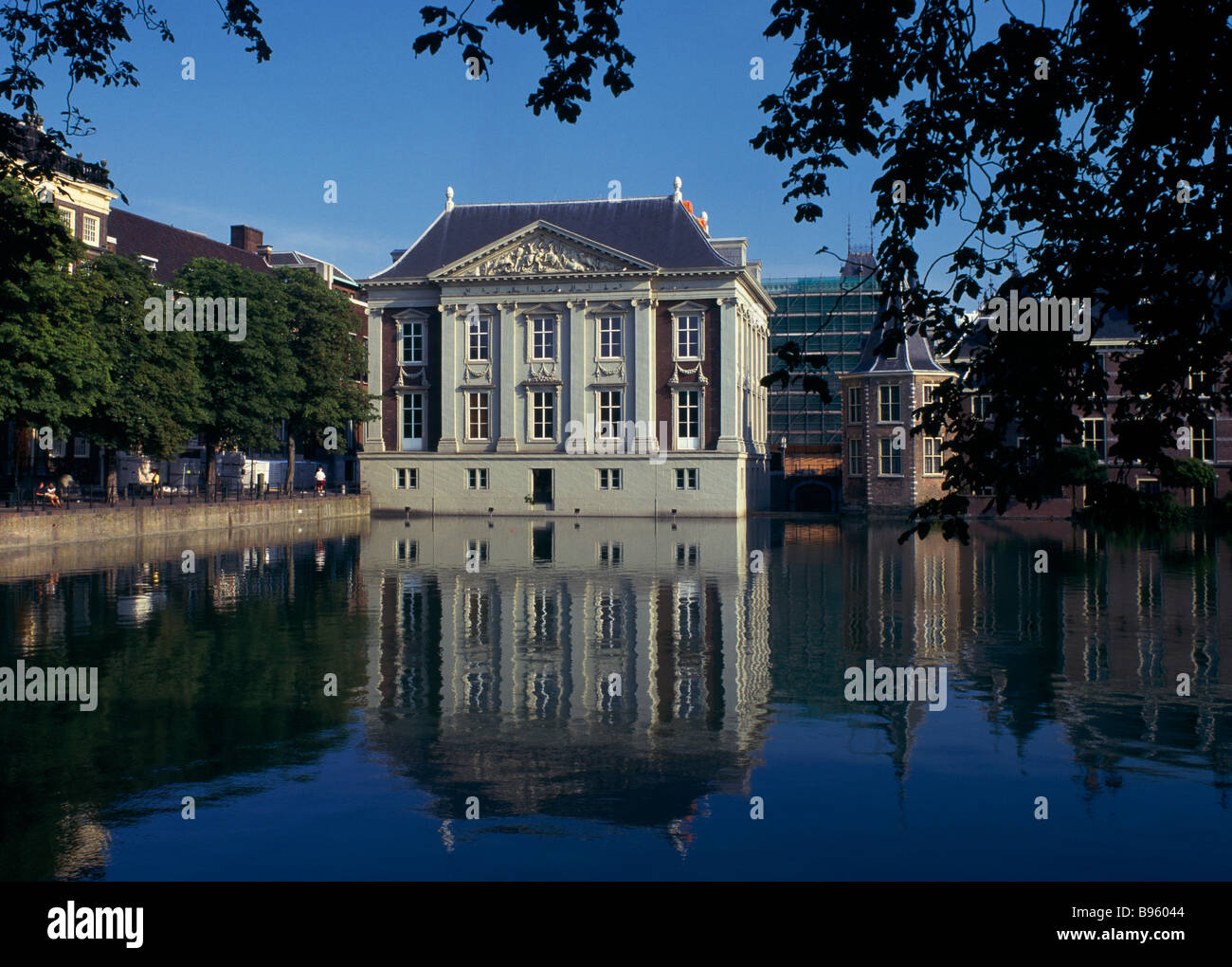 La Hollande, du Sud, de La Haye. Galerie d'art Mauritshuis reflétée dans l'eau en premier plan. Banque D'Images