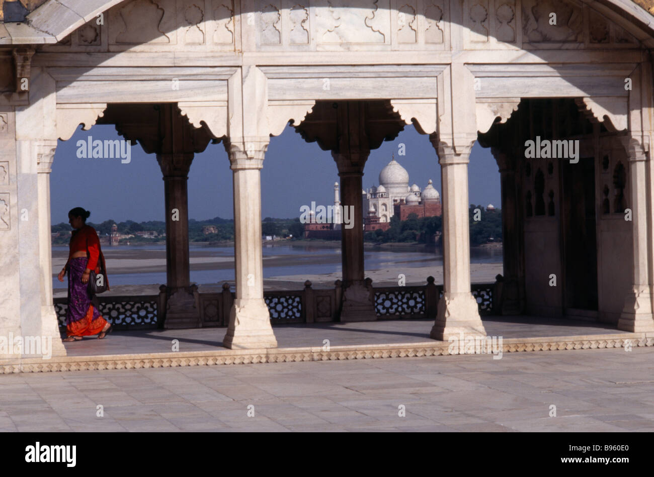 L'INDE Uttar Pradesh Agra Taj Mahal vu à travers l'objet, passage à colonnades avec femme portant sari rouge et violet Banque D'Images