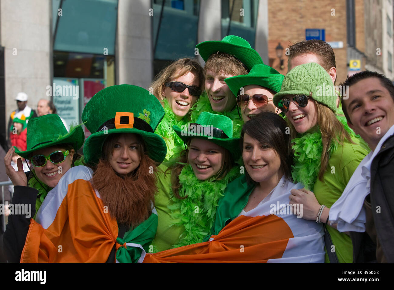 Les gens faisaient la fête dans les rues de Dublin St Patrick s Day 2009 Banque D'Images