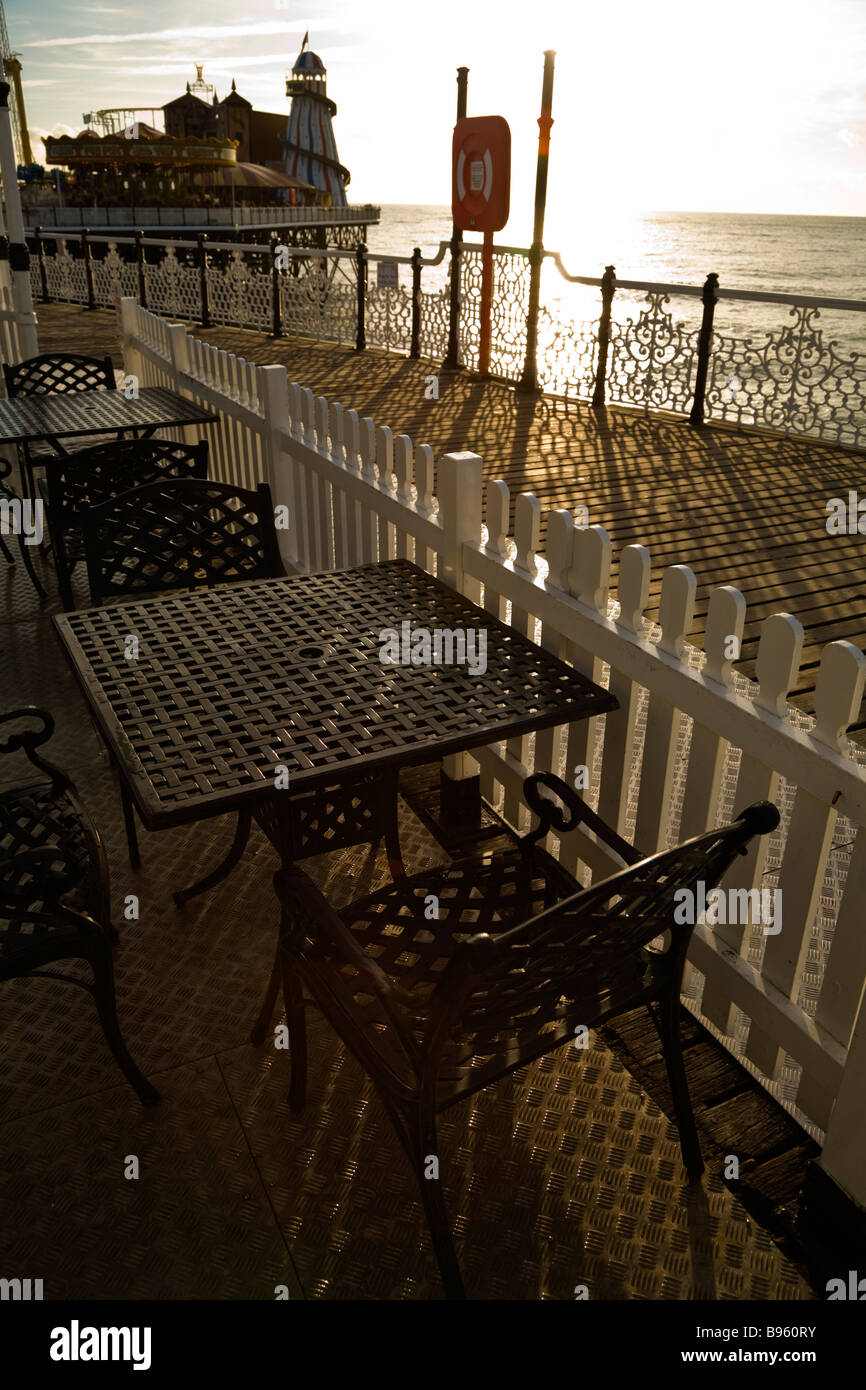 Table et chaises en métal à l'extérieur dans des conditions de faible soleil d'hiver sur la jetée de Brighton Banque D'Images