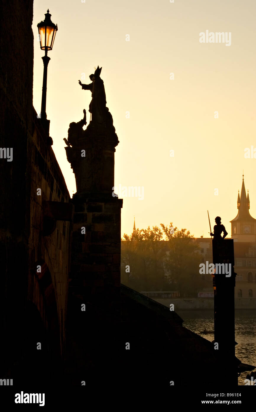 Sur le pont Charles de Prague en République tchèque, matin Banque D'Images