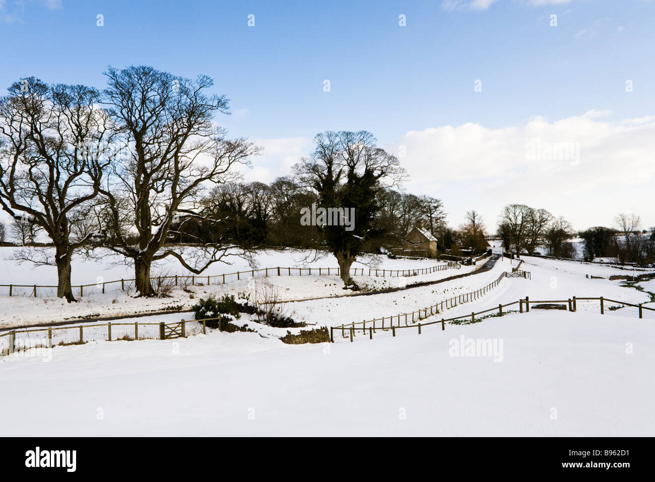 Neige de l'hiver dans le village de Cotswold, Hampnet Gloucestershire Banque D'Images
