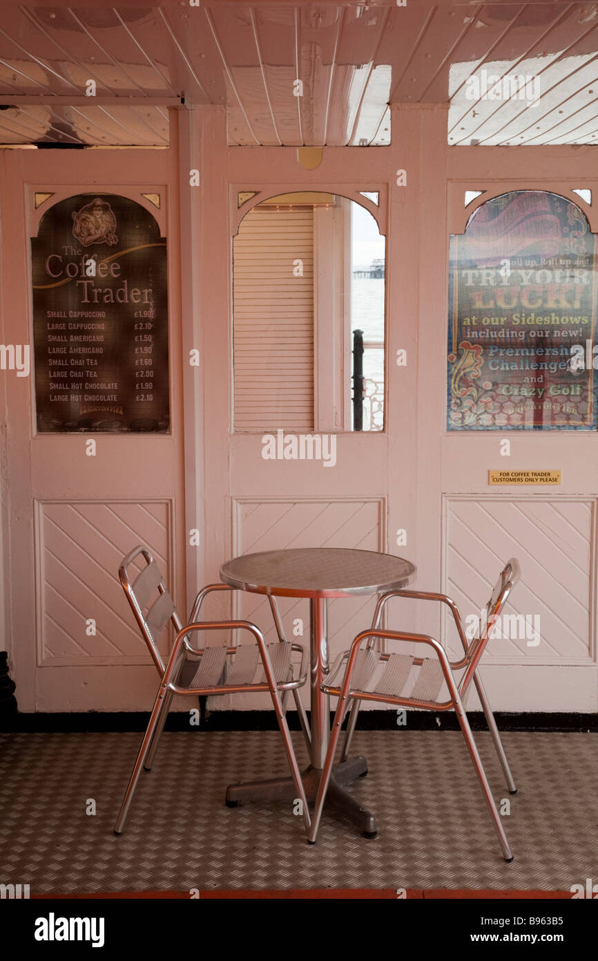 Café en plein air table et chaises en métal sur la jetée de Brighton Banque D'Images