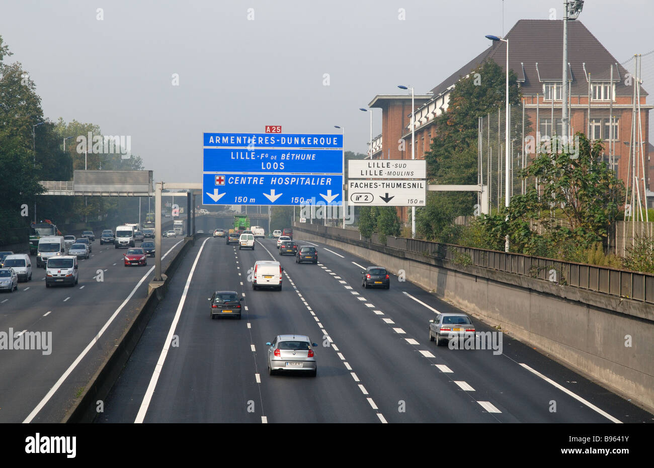 Une autoroute qui traverse Lille en France Banque D'Images
