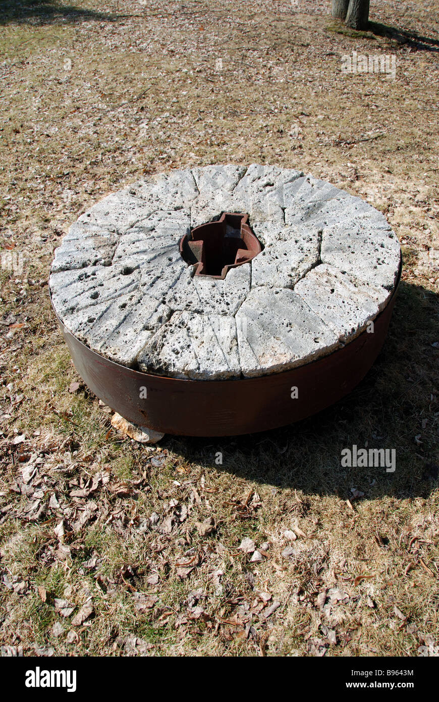 Un exemple d'un vieux meuniers meule roue sur affichage dans la Guildwood jardin de sculptures. Banque D'Images