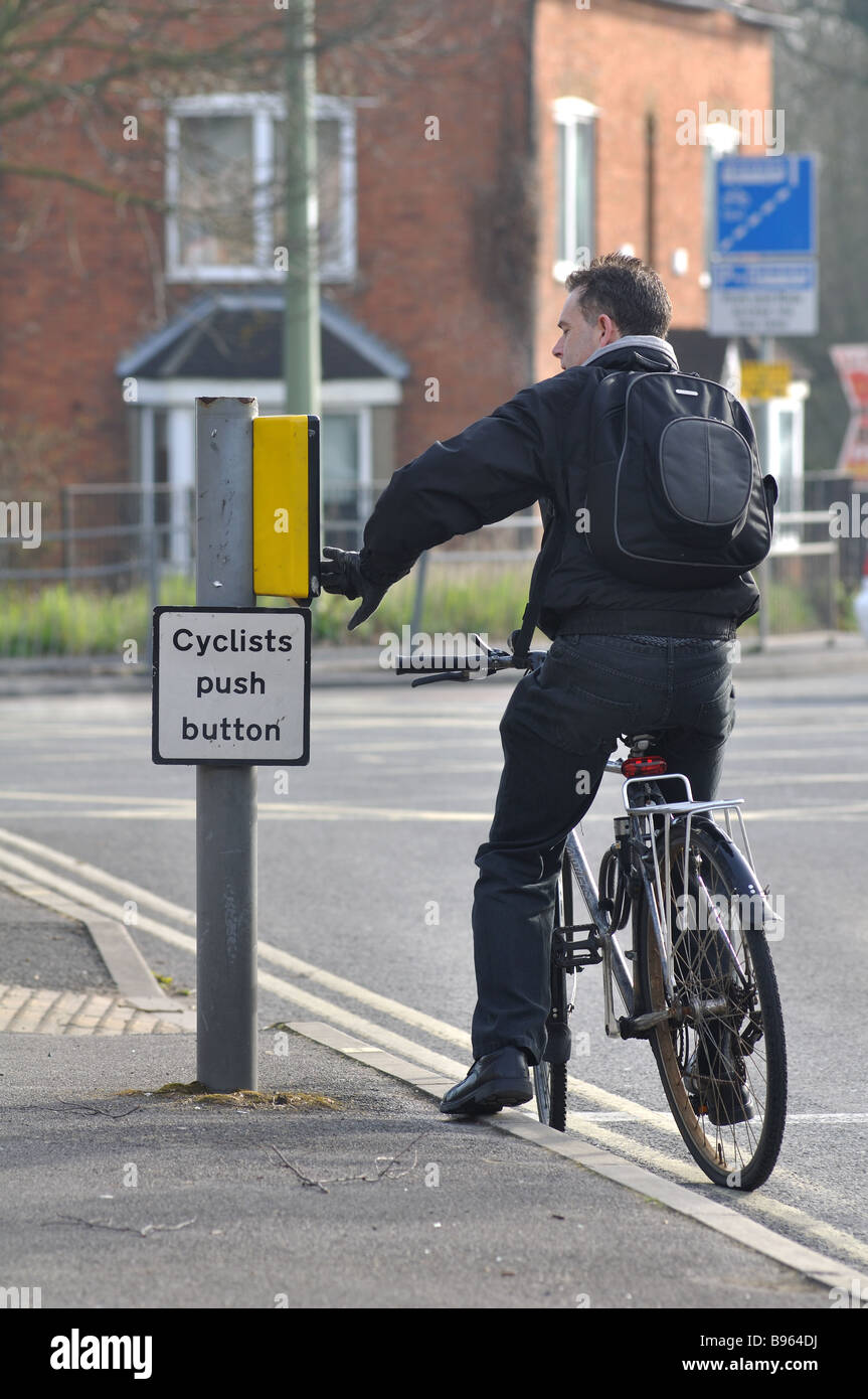 Bouton à pousser les cyclistes les cyclistes et les autobus seulement les feux de circulation, Oxford, UK Banque D'Images