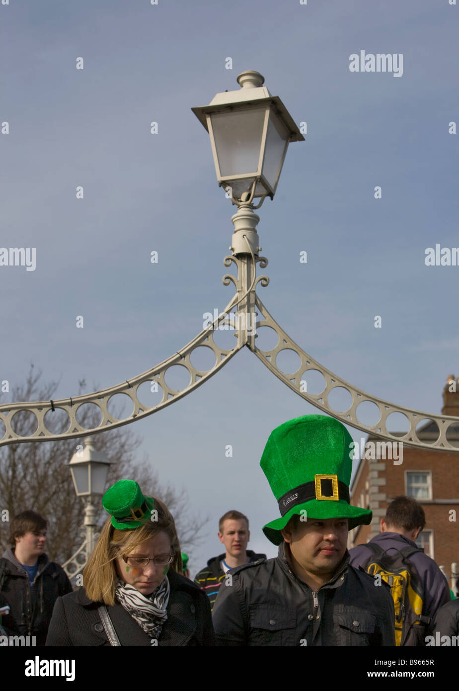 Les gens de leprechaun chapeaux sur Hapenny Bridge Dublin St Patrick s Day 2009 Banque D'Images