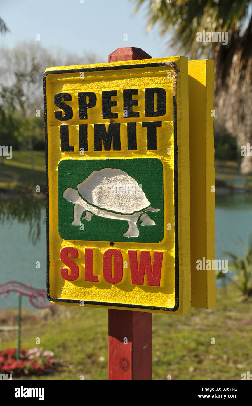 Signe de la limite de vitesse dans le Zoo. Banque D'Images