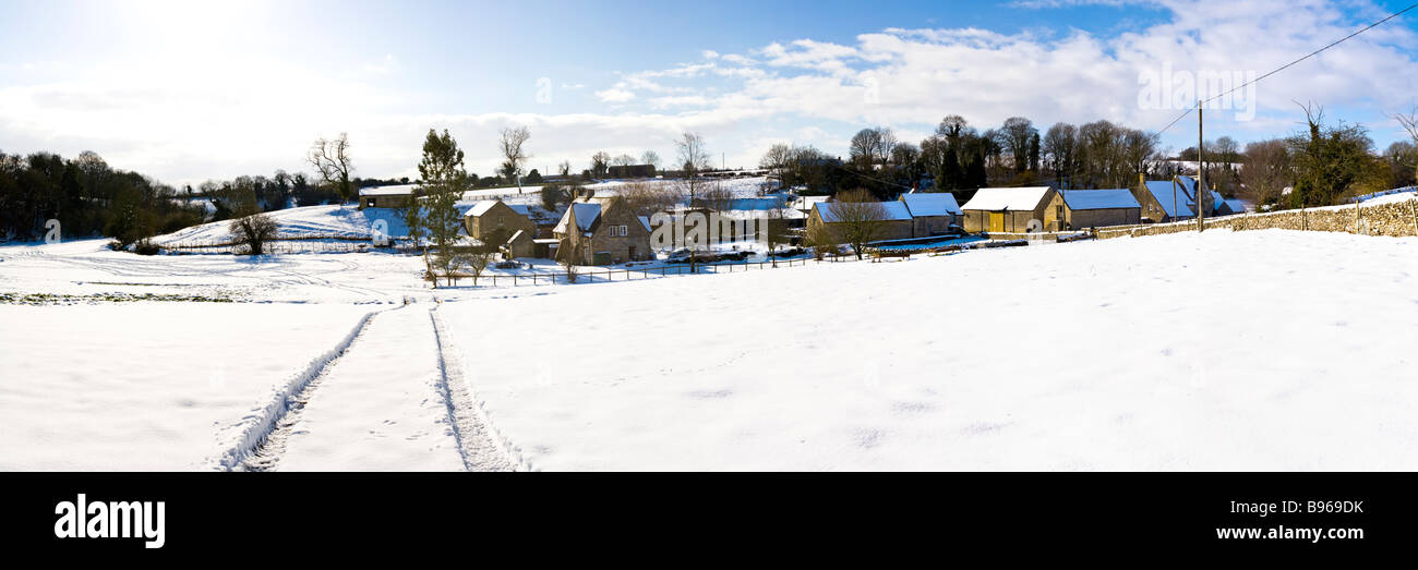 Une vue panoramique de neige de l'hiver dans le village de Cotswold Milieu Duntisbourne, Gloucestershire Banque D'Images