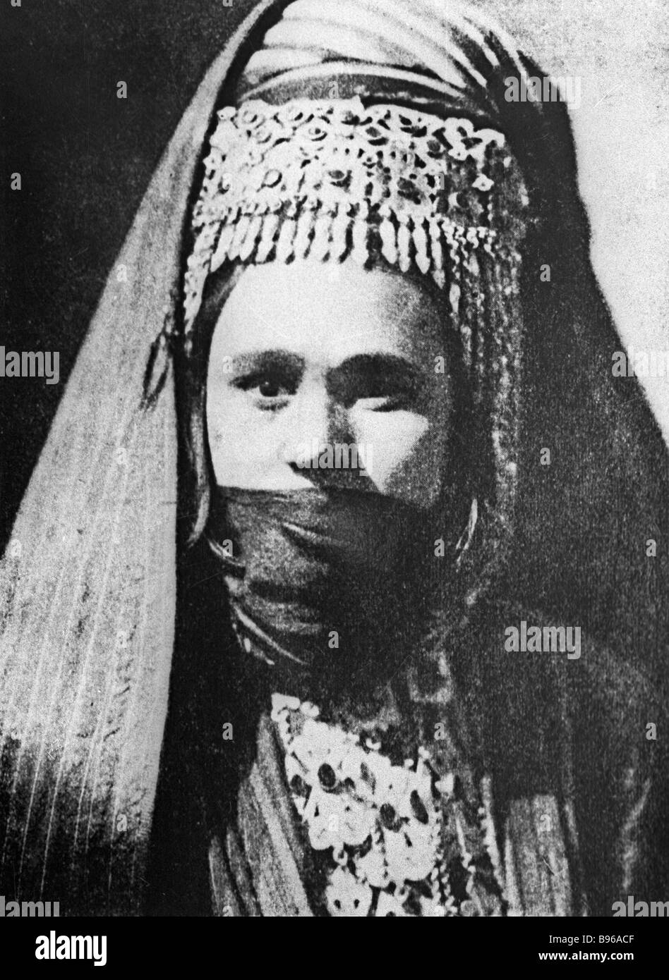 Une femme turkmène dans le costume national Banque D'Images