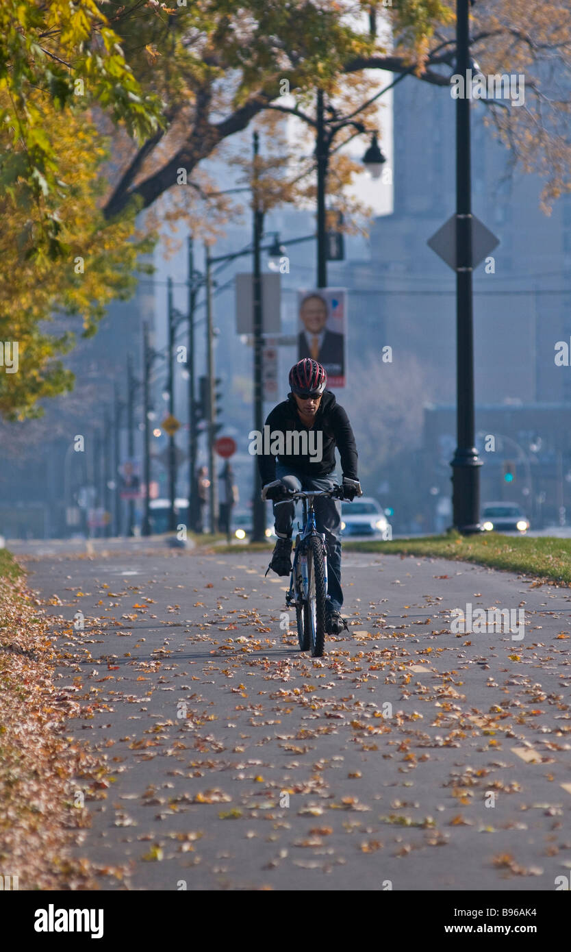Biker sur la piste cyclable, Avenue du Parc Montréal Canada Banque D'Images