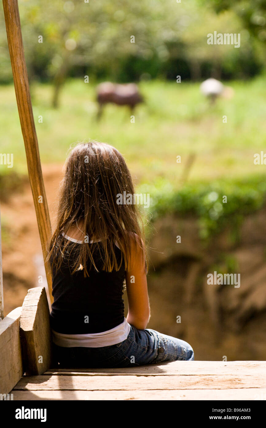 Costa Rican girl chevaux le long de la rivière Sierpe au Costa Rica. Banque D'Images