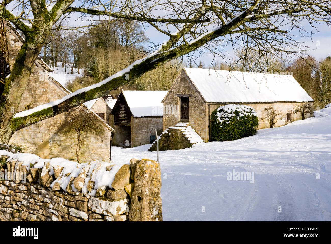 Une ferme en hiver la neige dans le village de Cotswold Duntisbourne Leer, Gloucestershire Banque D'Images