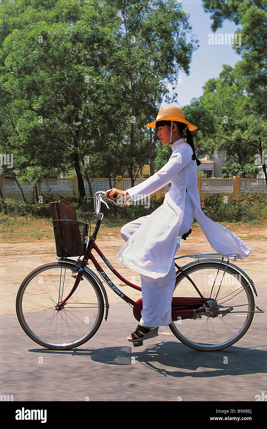 Vietnam, Danang road, high school girl wearing la traditionnelle ao dai Banque D'Images