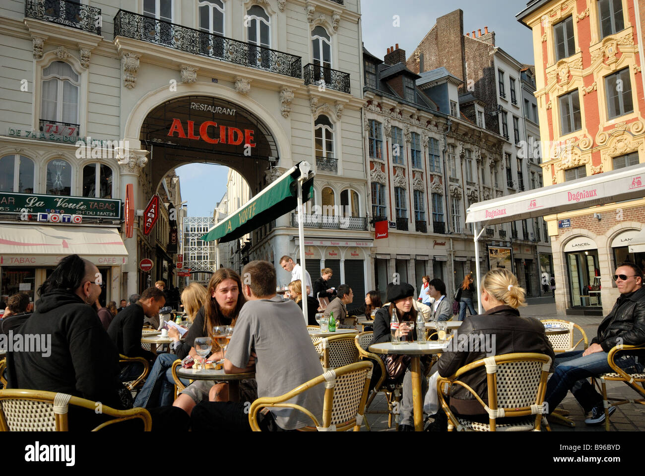 Un café à la place de Charles de Gaulle, Lille, France Banque D'Images