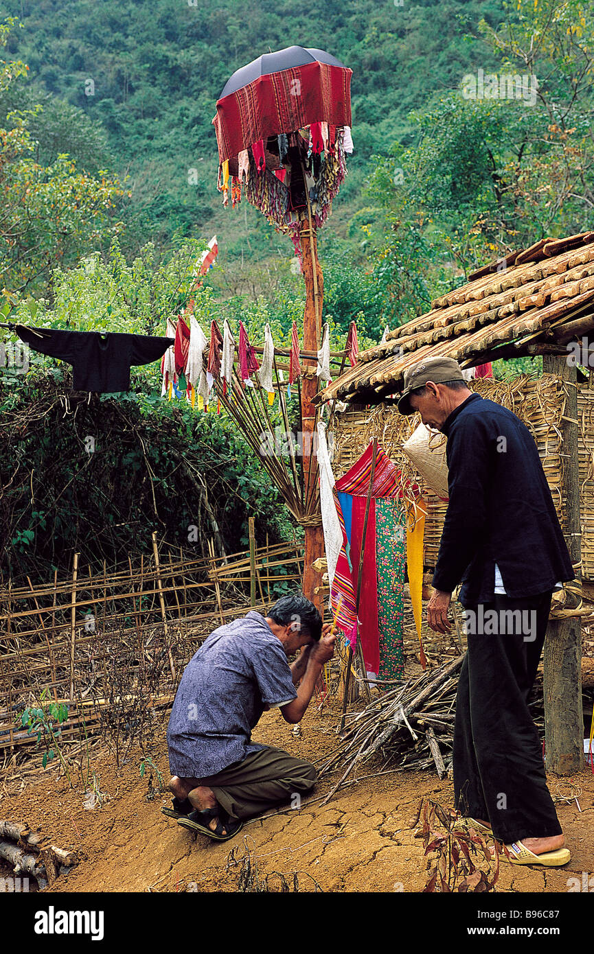 Vietnam, Province de Son La, Ban Hom, hommes de Thai noir en prière devant un tombeau et arbre rituel Banque D'Images