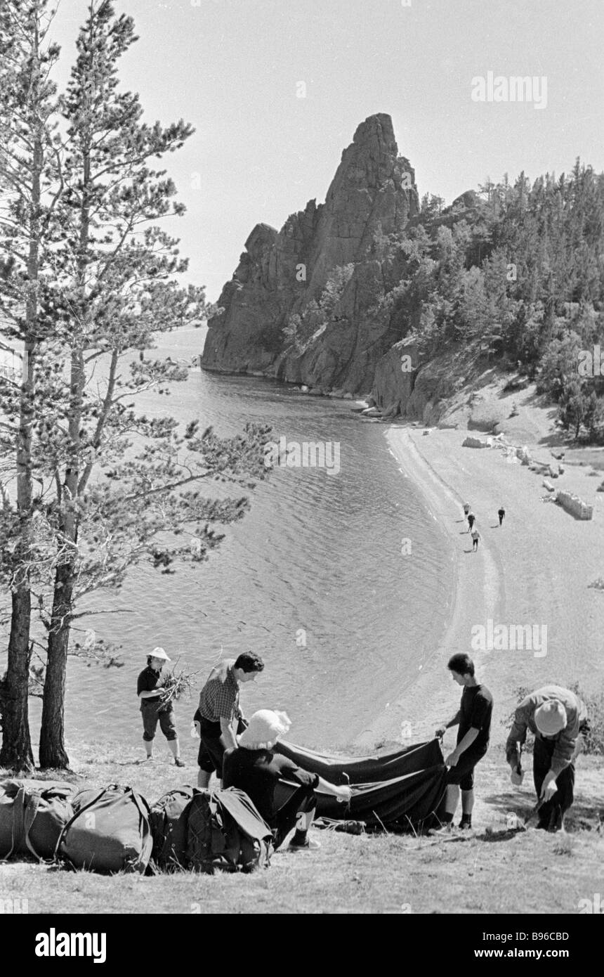 Pas de touristes des tentes sur la rive du lac Baïkal Banque D'Images
