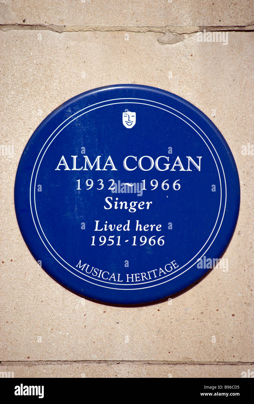 Blue plaque marquant une ancienne maison du chanteur alma cogan, dans Kensington High Street, à l'ouest de Londres, Angleterre Banque D'Images