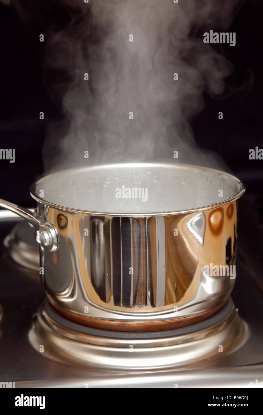Un sausepan avec de la vapeur en acier inoxydable. Banque D'Images