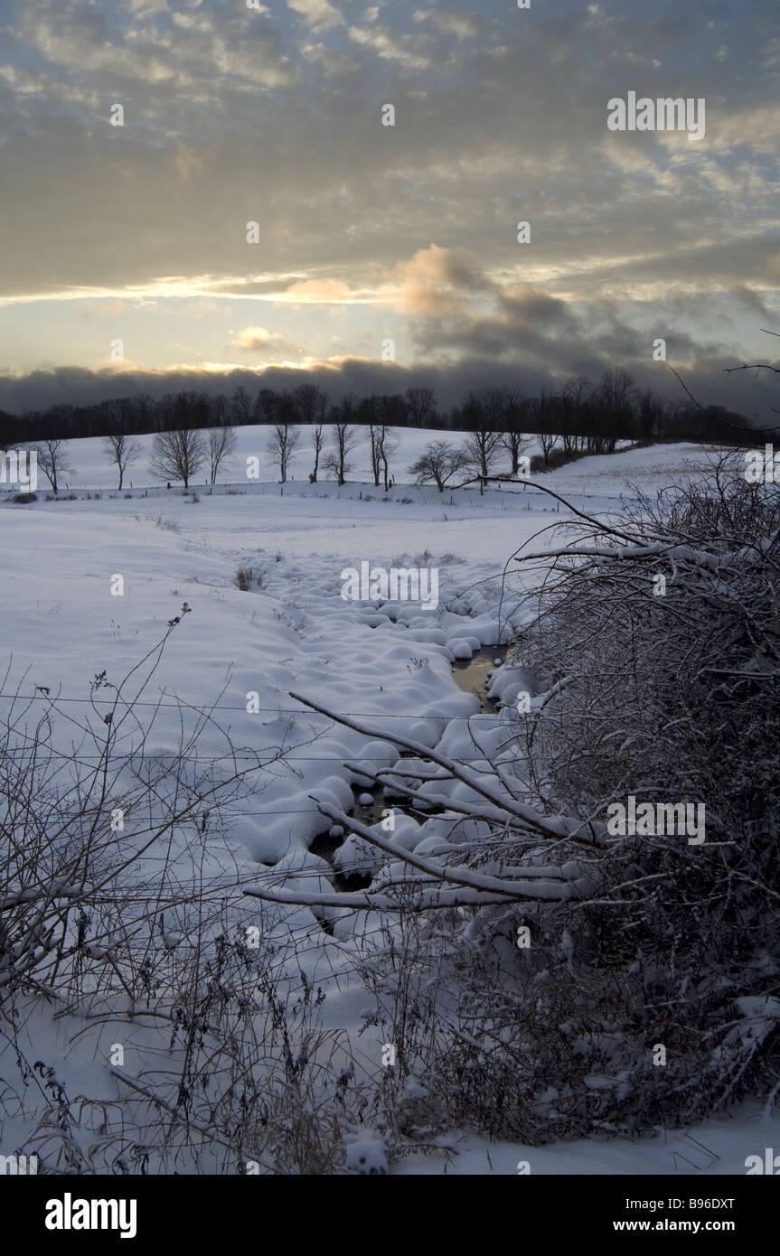 Coucher du soleil sur l'hiver champ neigeux, Hudson Valley, New York Banque D'Images