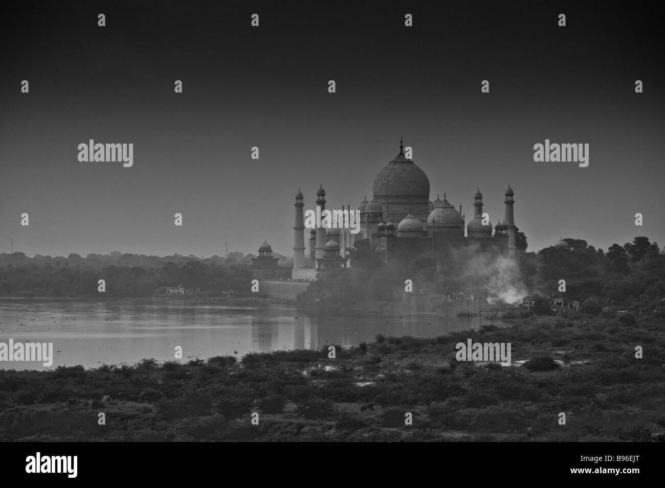 Le Taj Mahal vu du Fort Rouge à Agra Banque D'Images