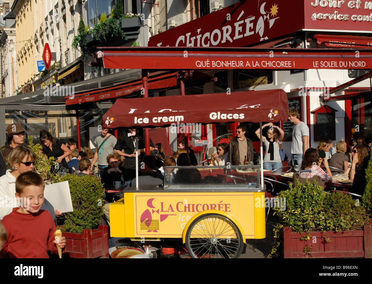 Un vendeur de crème glacée dans la vieille ville, Lille, France Banque D'Images