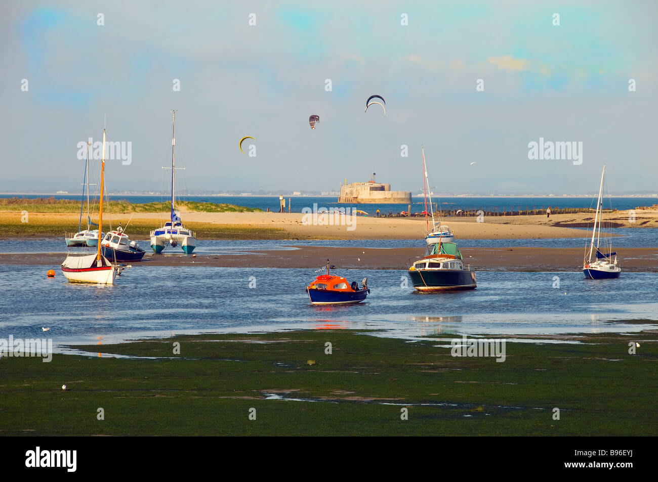 Port avec bateaux Bembridge kites et St Helens fort Banque D'Images